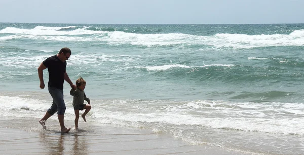 Boy and father by the sea — Stock Photo, Image