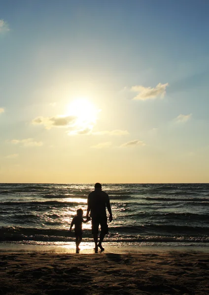 Kind en zijn vader op het strand — Stockfoto