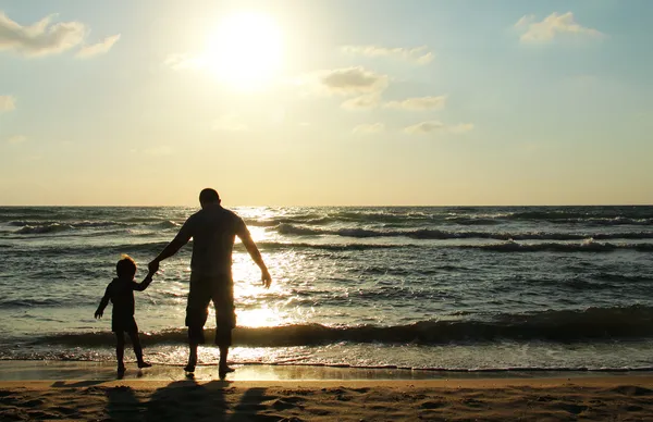 Barn och hans far på stranden — Stockfoto