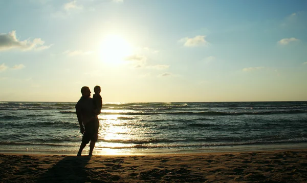 Kind und Vater am Strand — Stockfoto