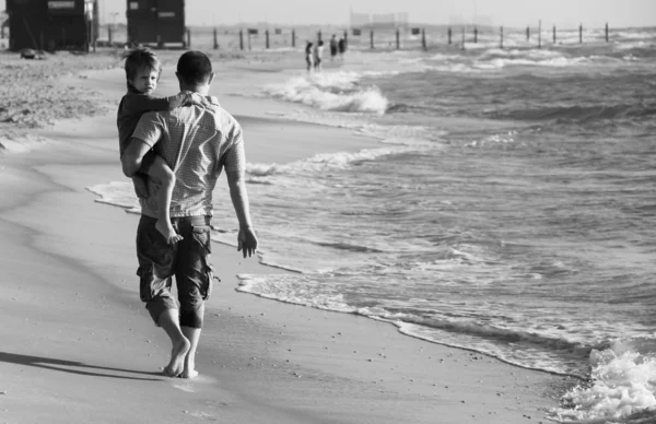 孩子和他的父亲在海滩上 — 图库照片