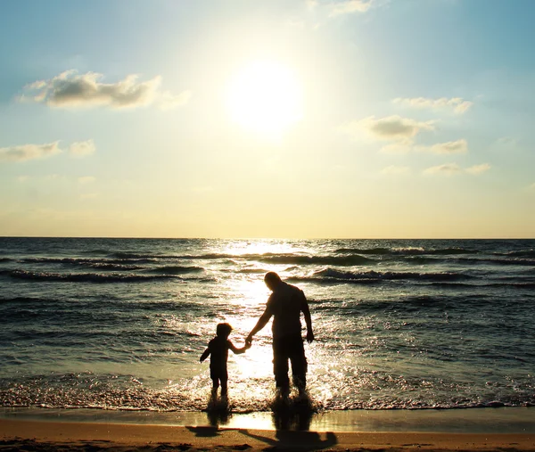 Kind und Vater am Strand — Stockfoto