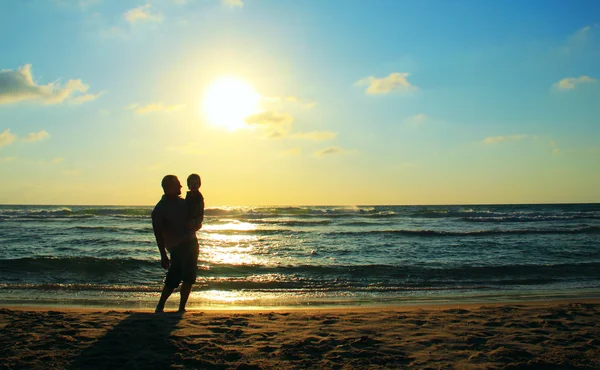 Bambino e suo padre sulla spiaggia — Foto Stock