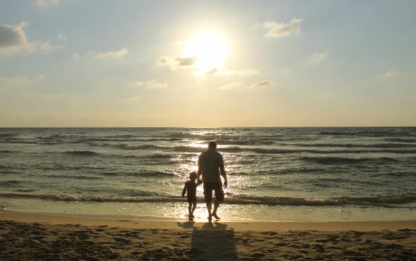 Barn och hans far på stranden — Stockfoto