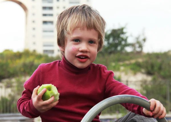 Garçon avec une pomme — Photo