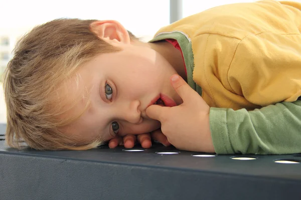 Garçon de 4 ans jouant sur le terrain de jeu. Portrait — Photo