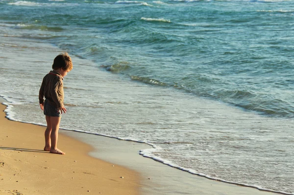 Liten unge på stranden — Stockfoto