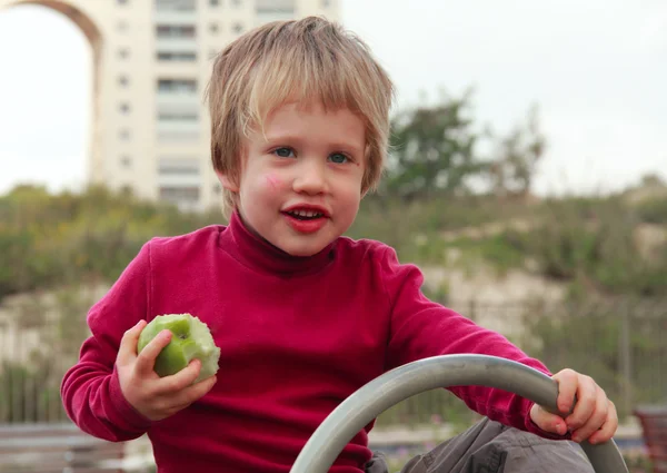 Garçon avec une pomme — Photo