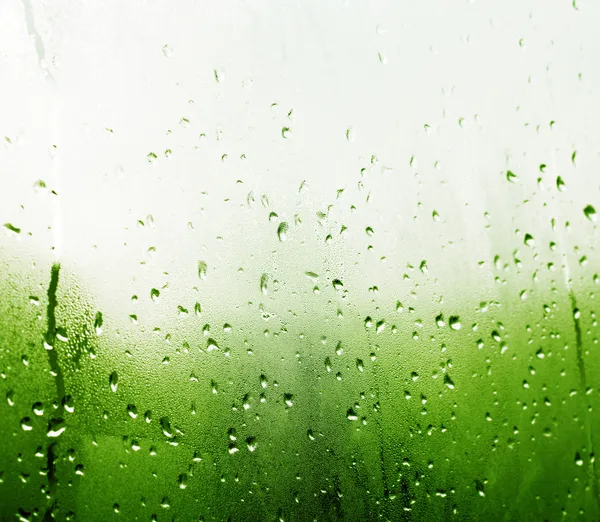 Des gouttes de pluie sur une fenêtre — Photo