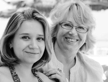 Anne ve kızı tatilde denizde. genç kadın üzerinde odaklanmak.