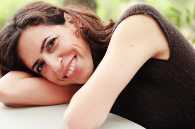 güzel 35 yaşında bir kadın