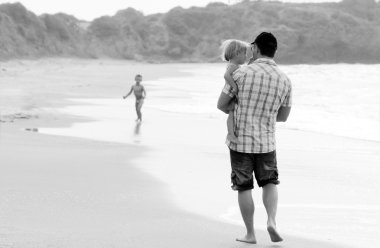 tatilde deniz günbatımı renkleri üzerinde iki çocuk babası