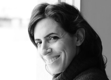 35 yaşında güzel bir kadın pencerenin önünde duruyor.