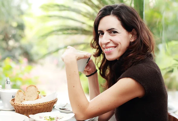 Linda 35 anos de idade mulher bebendo seu café da manhã — Fotografia de Stock