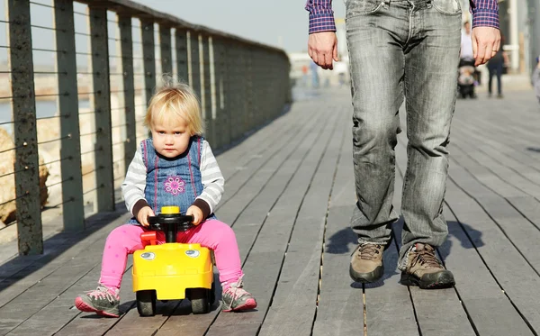 Vater und Tochter im Urlaub auf See — Stockfoto