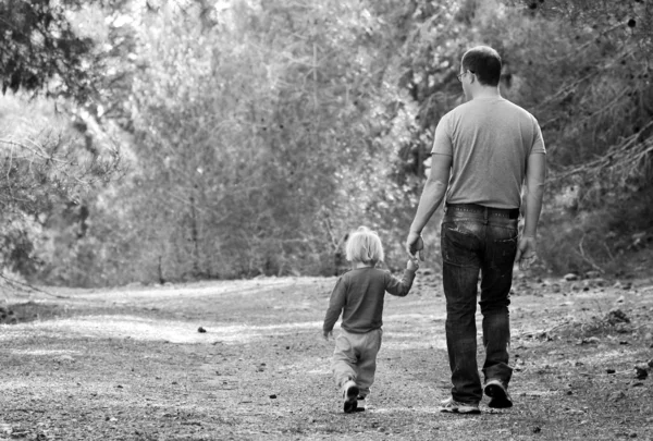 Pai e filha na floresta de primavera — Fotografia de Stock