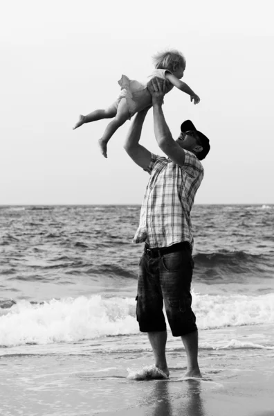 Padre e hija de vacaciones en el mar —  Fotos de Stock