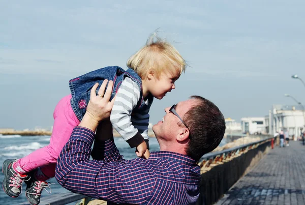 Otec a dcera na dovolené na moři — Stock fotografie