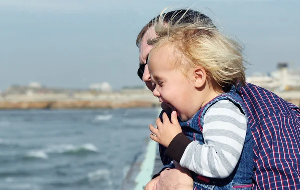 Padre e hija de vacaciones en el mar — Foto de Stock