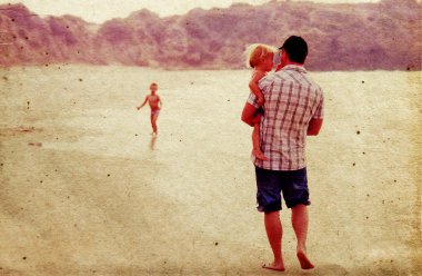 tatilde deniz günbatımı renkleri üzerinde iki çocuk babası