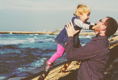 Baba ve kızı tatil, deniz