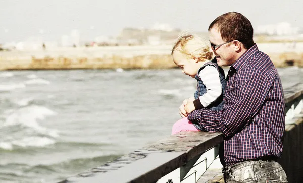 Far och dotter på semester till havs — Stockfoto