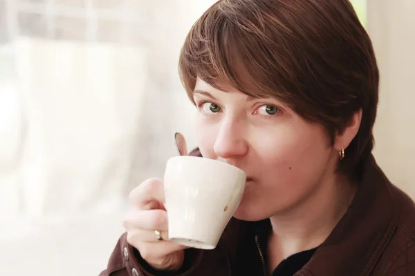 Hermosa mujer con taza de café — Foto de Stock