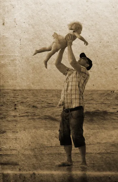 Pappa med dotter på semester vid havet. foto på gamla bilden styl — Stockfoto