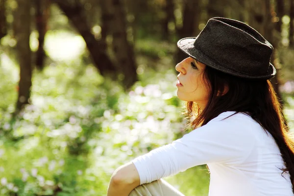 Retrato de mujer de 35 años en bosque de primavera — Foto de Stock