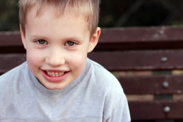 Открытый портрет симпатичного 5-летнего мальчика — стоковое фото