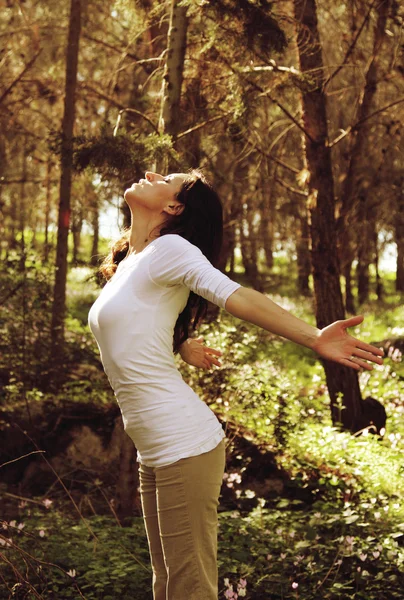 Bellissima donna di 35 anni nella foresta primaverile — Foto Stock