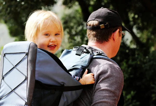 Pai caminhadas com criança na mochila — Fotografia de Stock