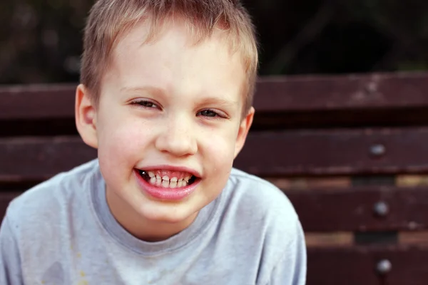 Retrato al aire libre de niño lindo de 5 años — Foto de Stock