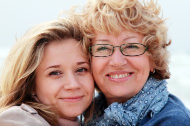 Anne ve kızı bir kış sahilde