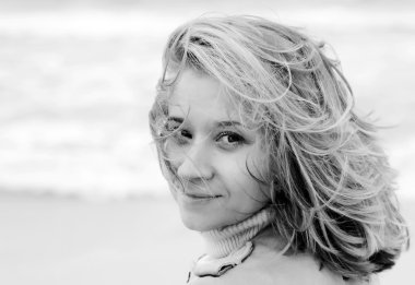 çekici genç bir kadın bahar gününde denize yakın