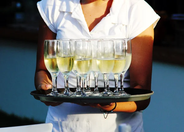 Ober serveren champagne — Stockfoto