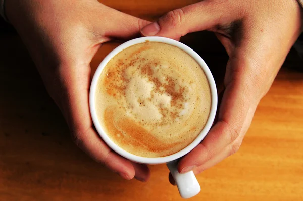 Frau hält heißen Kaffee mit braunem Zucker in der Hand — Stockfoto