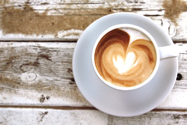 Tazza di caffè sul vecchio tavolo di legno sulla spiaggia — Foto Stock