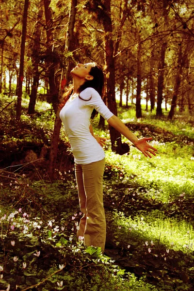 Hermosa mujer de 35 años en el bosque de primavera —  Fotos de Stock