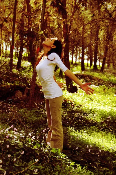 Bella donna di 35 anni nella foresta primaverile — Foto Stock