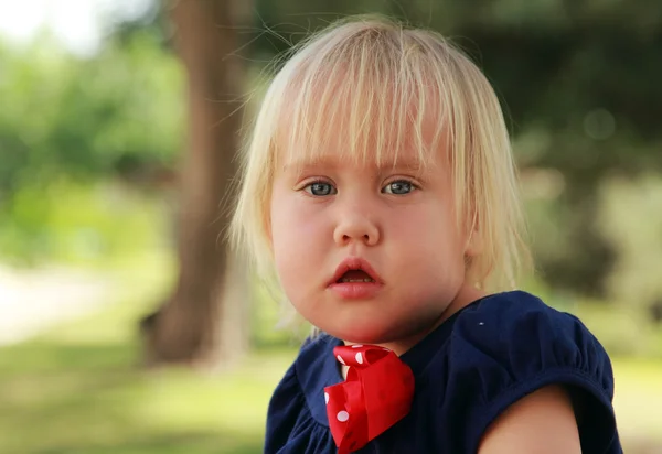 Portret van prachtige 2 jaar oud meisje — Stockfoto