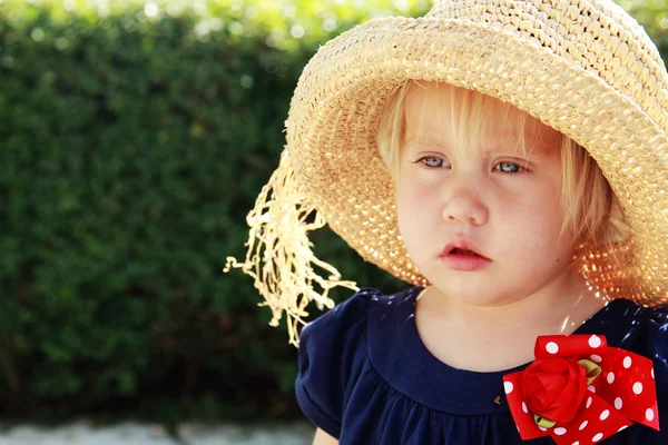 Schattig klein meisje met de hoed — Stockfoto