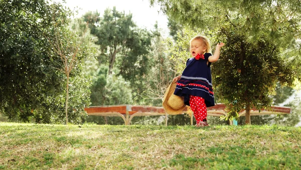 Crying little girl outdoor — Stock Photo, Image
