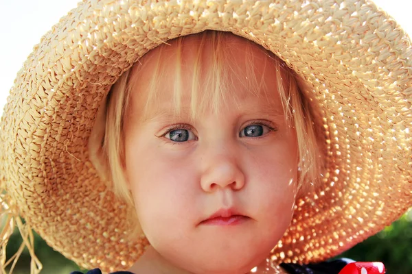 可爱的小女孩在户外帽子 — 图库照片