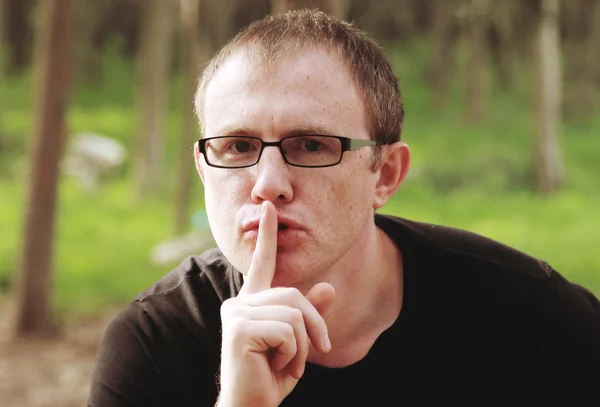Stilig 35 år gammal man med glasögon utomhus — Stockfoto