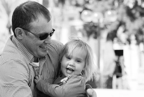 幸せな父と彼のかわいい娘の肖像画 — ストック写真