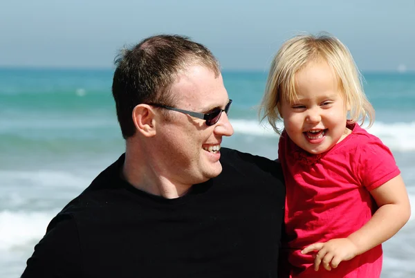 Porträtt av far och dotter på stranden — Stockfoto