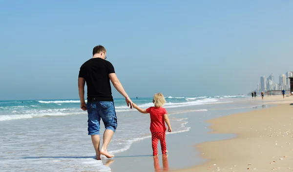 Vader en dochter op het strand — Stockfoto