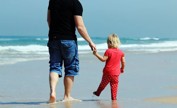 Far och dotter på stranden — Stockfoto