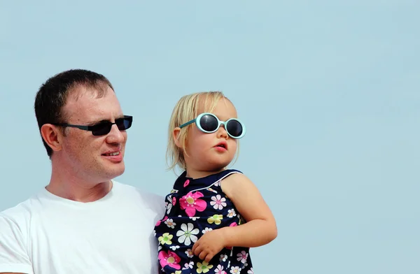 Portrait de père heureux et de son adorable petite fille — Photo